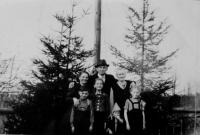 Rodina. Zleva nahoře matka, otec, babička. Zleva dole František Nejedlý se sestrou a sestřenicemi. 