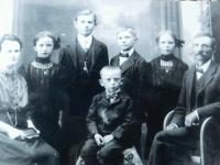 Uprostřed dole otec pamětníka František Nejedlý se svými rodiči a sourozenci
