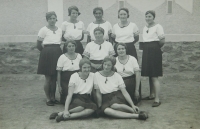 Ženy ze Sokola v Dolních Studénkách za první republiky