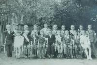 Biřmování v Bludově. První zleva sedící Alois Kubíček