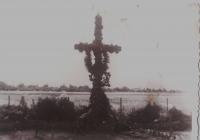 Původní kříž na hrobě po pohřbení upálených a zastřelených obětí Českém Malíně