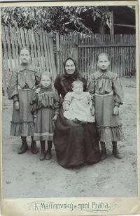 Vpravo matka pamětníka Růžena Kubková, její babička, na klíně teta Emílie Petříková, vedle tety Marie Burešová a Anna Košťálová, Jenichov u Mělníka, 1906