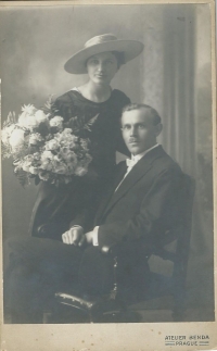 Svatební fotografie rodičů pamětníka, Václava a Růženy, Praha, 1919
