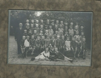Pamětník druhý zleva nahoře, 1. třída obecné školy, Pražské Předměstí, 1926