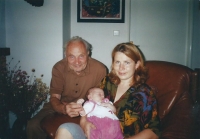 S vnučkou Markétou a pravnukem Jáchymem, Jaroměř, 2002