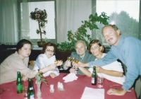 50. výročí svatby, zleva vnučka Pavla, žena Julie, Jan Kubka, snacha Božena, syn Pavel, Jaroměř, 1994