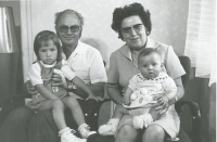 Vítání občánků, Jan a Julie Kubkovi s vnučkami Pavlou (vlevo) a Markétou (vpravo), Jaroměř, 1977