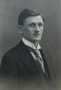 František Kruš - učitel z Moravičan, který se zapojil do odboje a 14. ledna 1944 byl při zatýkání zastřelen gestapem