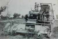 Jaroslav Kunstfeld na kombajnu v roce 1960