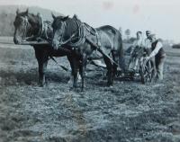 Jaroslav Kunstfeld s otcem na poli