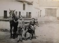 Jaroslav Kunstfeld se sestrou Jarmilou a koňmi Gustinou a Luborem