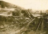 Železniční most v Moravičanech, který 7. května 1945 zničili němečtí vojáci. Fotografii pořídil Bohumír Benda jehož následující den zabil granát