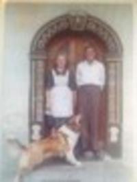 1964 Rodiče před dveřmi domu
