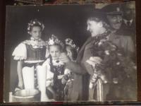 1945 - Prezidentský pár na návštěvě Sobotky (J. Brixí dívka uprostřed)