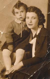 Jitka s matkou Věrou Lustigovou Jirouskovou, rok 1933