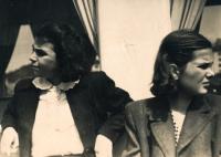 Jitka Růžičková a její spolužačka Olga Kalusová, jejíž rodiče se jí ujali