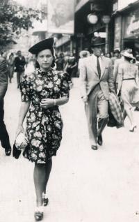 Jitčina matka Věra Jirousková, 30. léta, procházka po Václavském náměstí