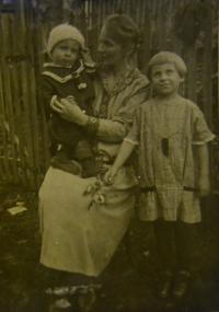 Libuše Tůmová with her family