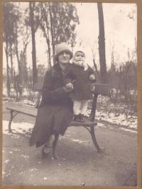 Matka Marie Baranová s Vlastou, Praha 1926/7
