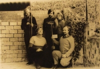 Ivan Chvatík (s lukem) s přáteli z platónského semináře (stojí Pavel Kouba, Hanka Hlaváčková, sedí Aleš Havlíček, Petr Rezek)