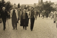 Na Karlově mostě - zleva (v bílém kabátě) Václav Bělohradský, pamětník, překladatelka Zuzana Rothová, Pavel Kouba, 1990/91