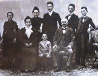 Otcova rodina Hahnových. Nedatováno