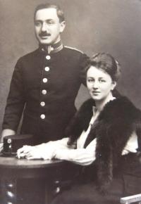 Tatínek (Viktor Hahn) a maminka Věry Jakubovič (Hahnové). 1914.