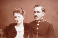 Tatínek (Viktor Hahn) a maminka Věry Jakubovič (Hahnové). 1914.