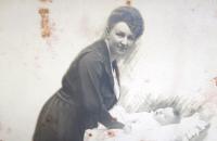 Maminka s dcerou Editou, nejstarší sestrou Věry Jakubovič (Hahnové). 1917.