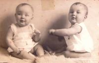 Dvojčata Věra (vlevo) a Eva Hahnovy (dnes Věra Jakubovič a Eva Goldstein). Nedatováno.