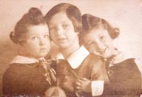 Sisters Věra, Edita and Eva Hahn, 20ies