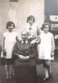 Sisters Věra, Edita and Eva Hahn, 20ies, with their great grandmother