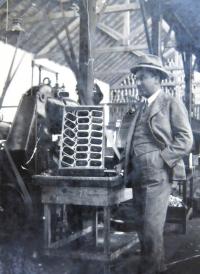 Tatínek Věry Jakubovič (Hahnové) Viktor Hahn ve výrobně rybích konzerv. 30. léta 20. století.