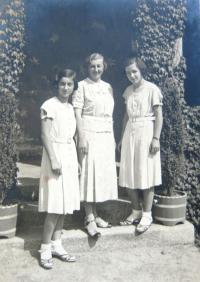 EVa, mum and Věra in Lázně Libverda, 30ies