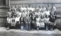 Třída gymnázia v Dušní ulici, které navštěvovaly Věra (horní řada, třetí zprava) a Eva (horní řada, pátá zprava) Hahnovy. 30. léta 20. století.