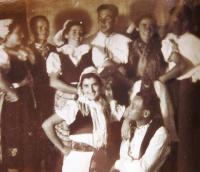 Členové československé komunity v kibucu Chuliot (dnes Sde Nehemia), kteří tančili „Českou besedu“ na svatbě Věry Jakubovičové (Hahnové) v roce 1944.