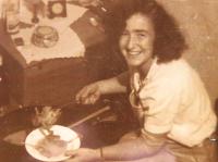 Věra Jakubovič (Hahnová) v kibucu Chuliot (dnes Sde Nehemia). 1944.