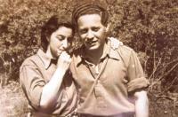 Věřino dvojče Eva Goldstein (Hahnová) se svým druhým manželem Davidem Goldsteinem, řečeným Puco. Poválečné foto.