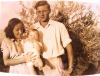 Věra Jakubovič s manželem Josefem a starší dcerou Gilou. 1951.