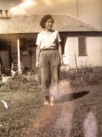 Věra Jakubovič u domku v kibucu Chuliot. 50. léta 20. století. 