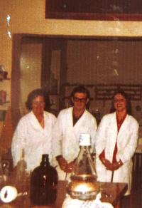 Práce v laboratoři. Věra Jakubovič první zleva. Nedatováno.