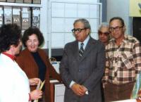 Práce v laboratoři. Věra Jakubovič druhá zleva. Nedatováno.