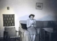 Marie Feuersteinová v bytě. Ramat Gan, 50. léta