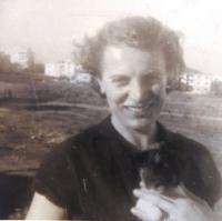 Marie Feuersteinová s kočičkou, Ramat Gan, 60. léta 