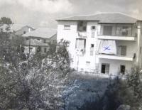 Dům, ve kterém Feuersteinovi v Ramat Gan bydleli. Balkón bytu je označen křížkem. Nedatováno