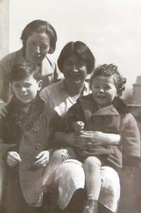 Maminka Matti Cohena (Mathiase Kohna) Zdeňka s přítelkyní Irmou a starším synem Reuvenem. 20. léta 20. století