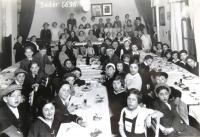 Pesach Seder 1936. Seder o svátku Pesach v roce 1936. Matti Cohen (Mathias Kohn) second in the left row. Ústí nad Labem.