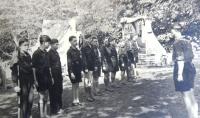 Nástup na táboře. Matti Cohen (Mathias Kohn) stojí první zleva (s vlajkou). Tábor hnutí Tchelet Lavan v Rakousích 1938.