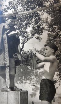 Matti Cohen (Mathias Kohn) vpravo s provázkem v ruce. Tábor hnutí Tchelet Lavan v Rakousích 1938
