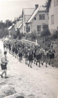 Skupina Tchelet Lavan pochoduje. 30. léta 20. století.